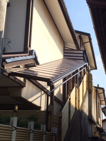 【津幡中須加店】2階にある玄関までの階段にテラス屋根の取り付け