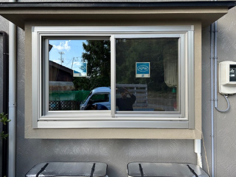 リビングの窓をマドリモ樹脂窓で新しい窓に取替え。